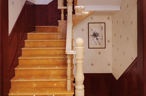 获嘉中式别墅室内汉白玉石楼梯的定制安装装饰效果